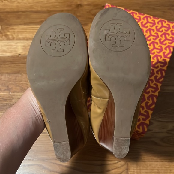 Tory Burch Tan Patent Leather Eddie Wedges, Size 6.5, EUC w/ Box - Picture 3 of 7